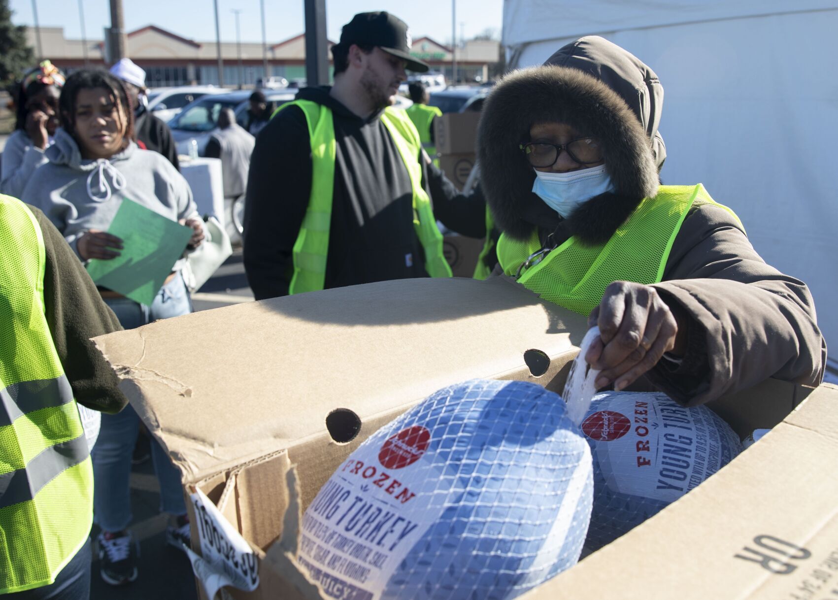 Urban League of Metropolitan St. Louis helps families in need for Thanksgiving